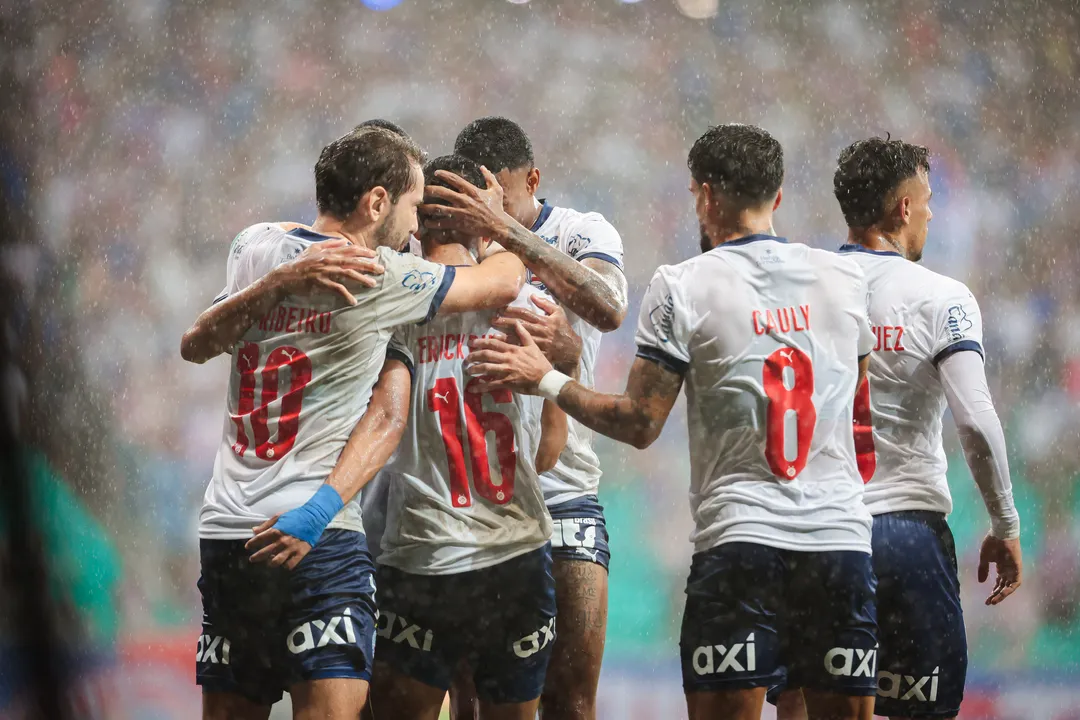 Bahia vence Botafogo com golaço de Cauly e é quinto no Brasileirão