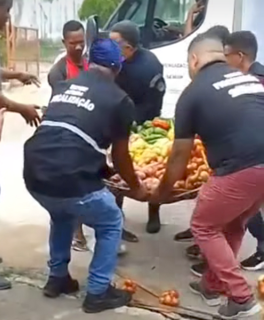 Candeias-Ba: Vídeo ambulantes tem mercadoria levada por funcionários da Prefeitura veja:
