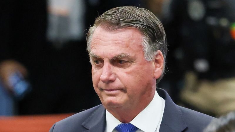Bolsonaro recebe alta; veja momento que ex-presidente deixa hospital