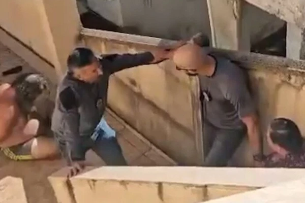 Irmãos são presos por guardar cadáver do pai em casa para continuar recebendo dinheiro