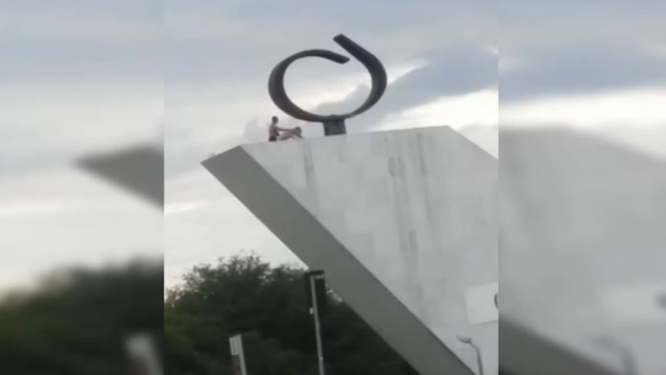 Tapas e puxões de cabelo: casal é flagrado transando no Panteão da Pátria veja: