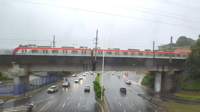 Metrô quebra no Arraial do Retiro e passageiros precisam andar sob os trilhos