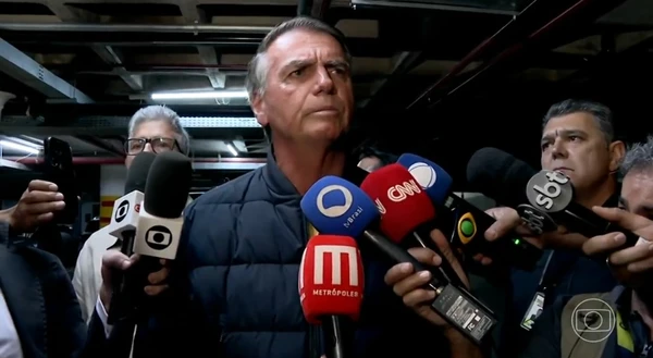 PF filmou momento em que pen drive é encontrado no banheiro de Jair Bolsonaro