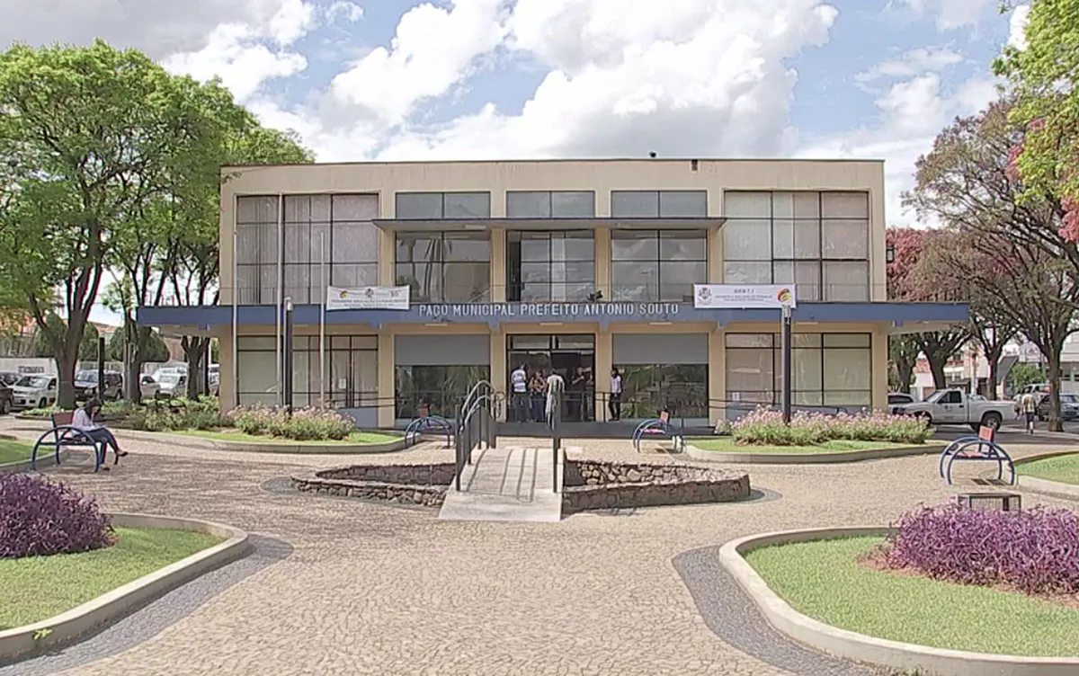 Prefeitura abre concurso com mais de 100 vagas e salários de até R$ 17 mil