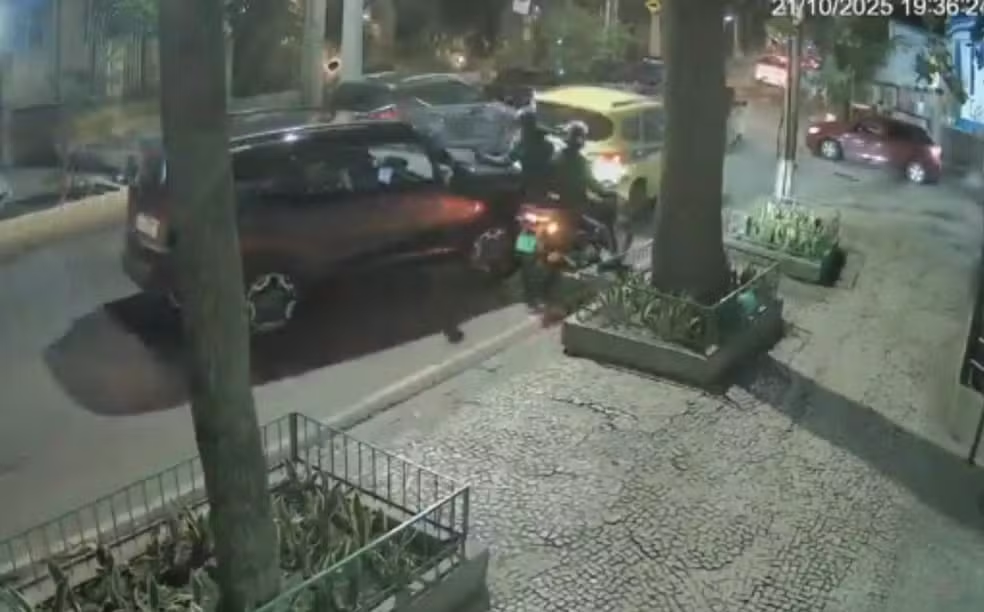 image-4 Vídeo mostra motorista derruba moto de ladrões no Jardim Botânico, Rio