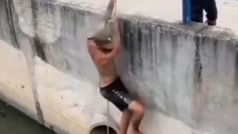 Policial tira suspeitos de esgoto com inseticida e cena viraliza; assista