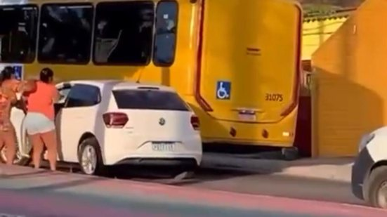 image-1 VÍDEO: Mulher flagra marido saindo de motel com outra e para o trânsito em Salvador