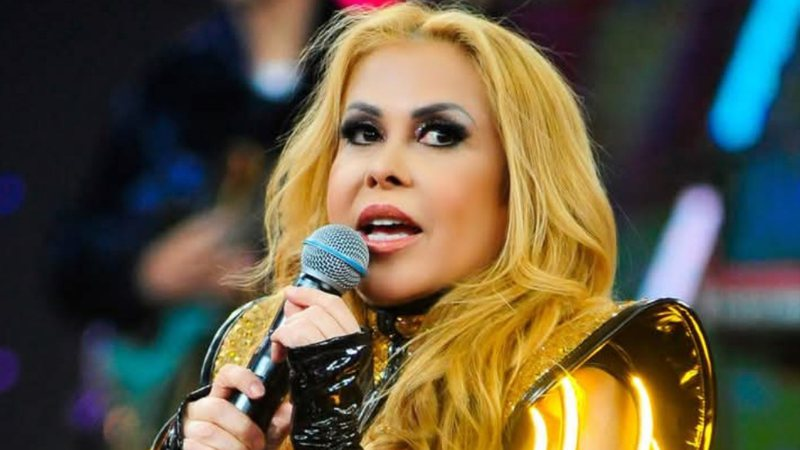 image-2 CHOCANTE! Fã passa a mão na bunda de Joelma no palco e cantora se revolta; veja vídeo
